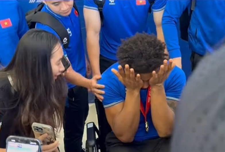 Xuân Son bật khóc khi được HLV Kim Sang Sik tận tay trao huy chương. (Ảnh cắt từ livestream Facebook Hoàng Trung)