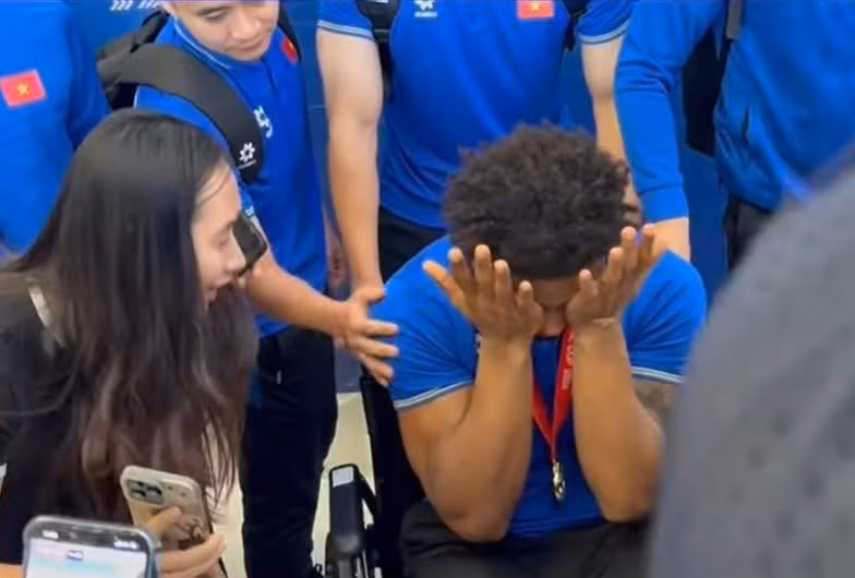 Xuân Son bật khóc khi được HLV Kim Sang Sik tận tay trao huy chương. (Ảnh cắt từ livestream Facebook Hoàng Trung)