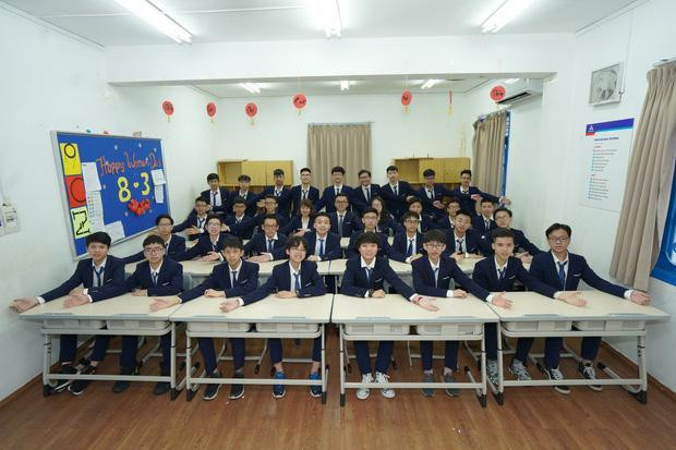 Lớp học có 19 học sinh đỗ Chuyên Lý - trường THPT chuyên Khoa học tự nhiên. Lớp học có 19 học sinh đỗ Chuyên Lý - trường THPT chuyên Khoa học tự nhiên.