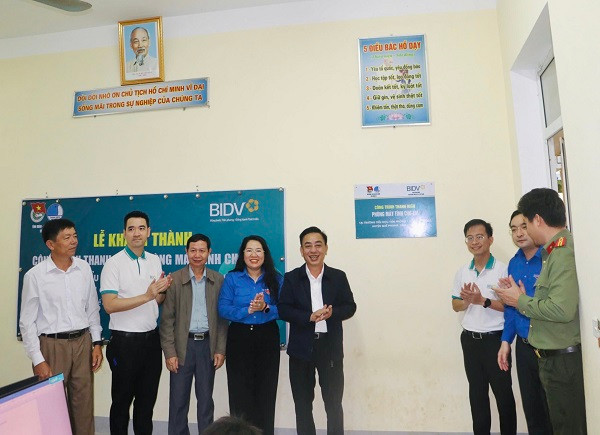 2 phòng tin học với 50 máy vi tính phục vụ việc học tập của các em học sinh. 2 phòng tin học với 50 máy vi tính phục vụ việc học tập của các em học sinh.