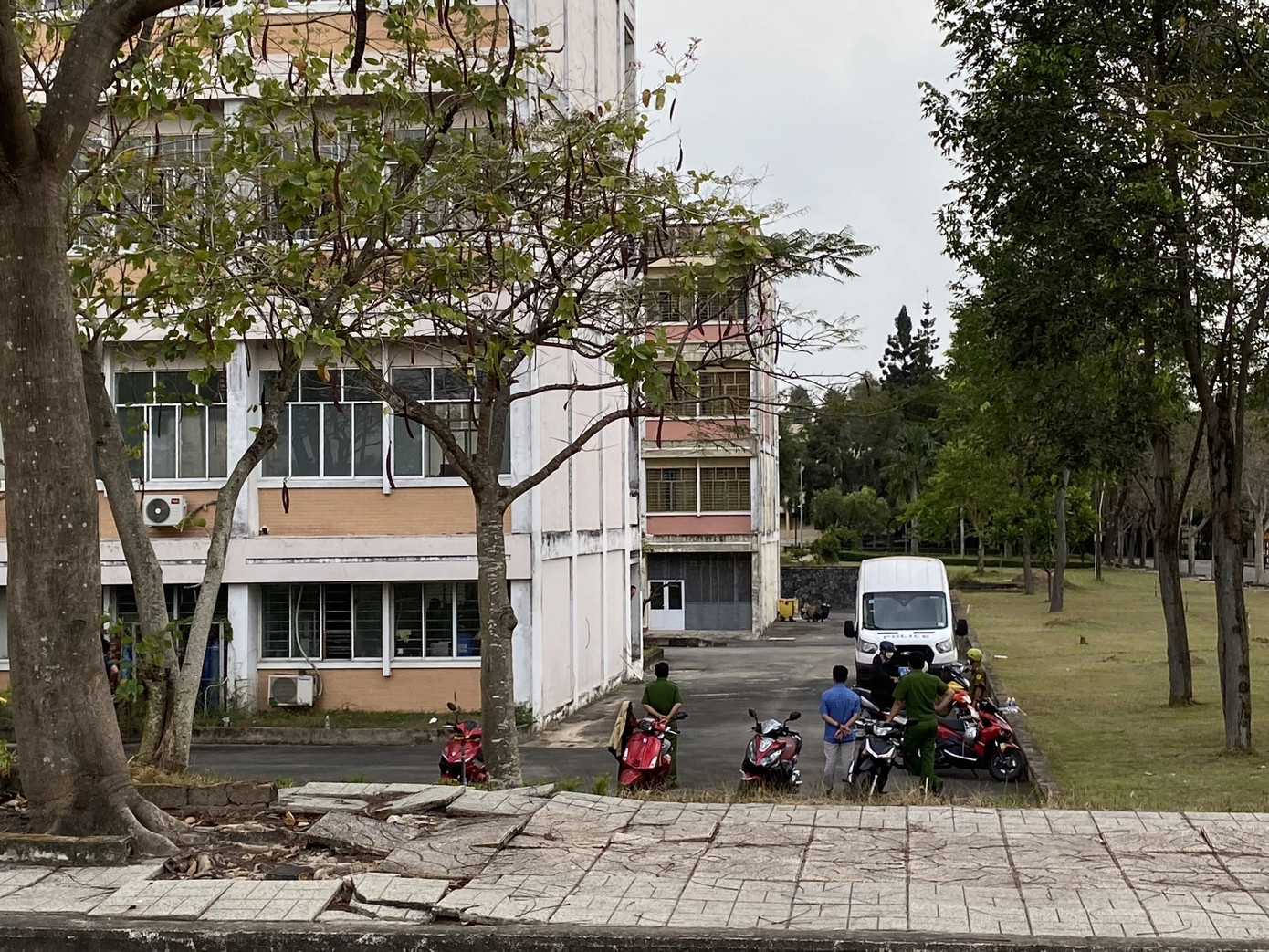 Công an khám nghiệm hiện trường vụ việc. Công an khám nghiệm hiện trường vụ việc.