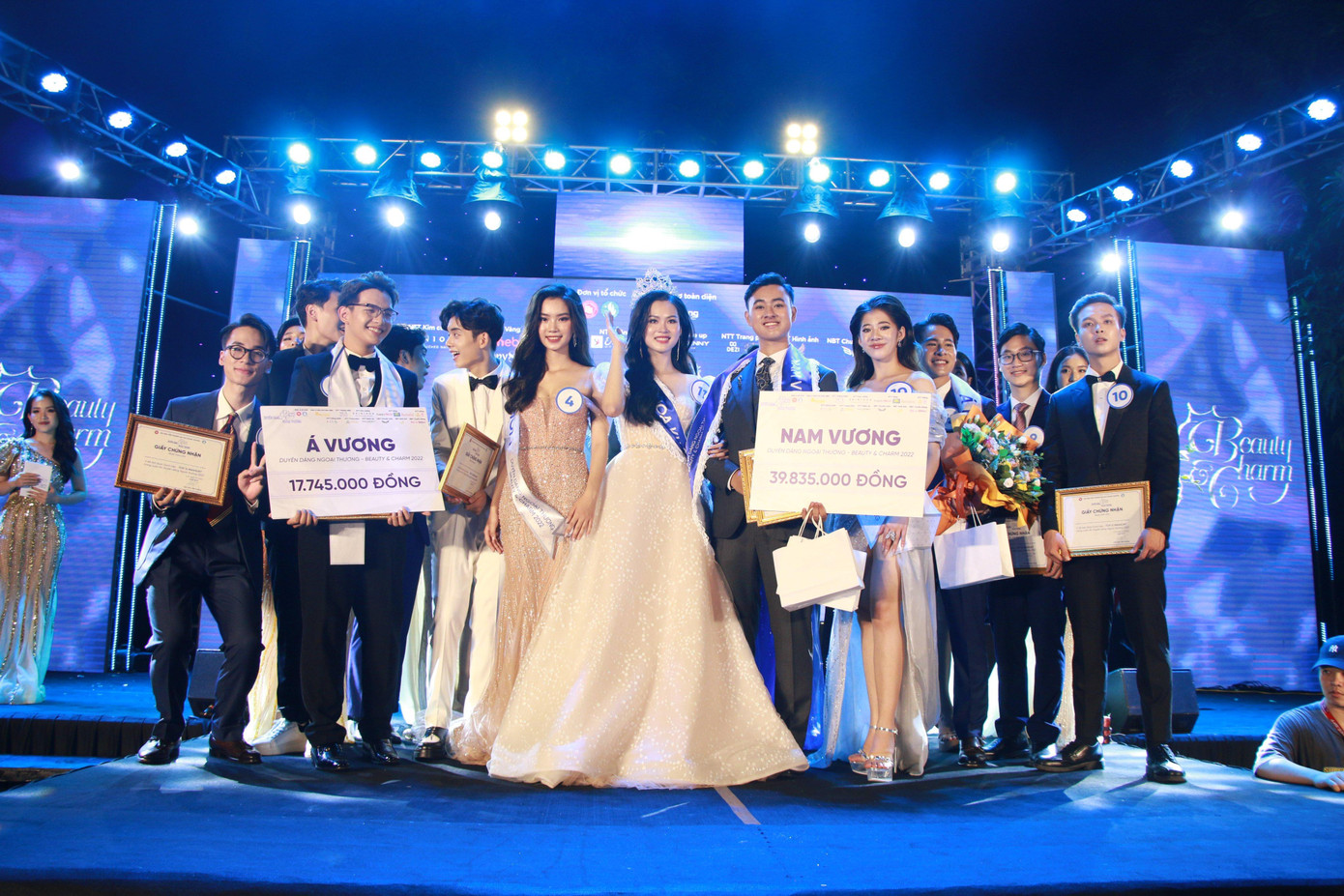 Hoa khôi và Nam vương Đại học Ngoại thương 2022. Hoa khôi và Nam vương Đại học Ngoại thương 2022.