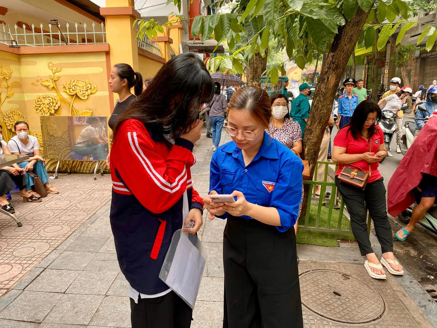 Các thanh niên tình nguyện hỗ trợ thí sinh tại các điểm thi thuộc quận Ba Đình, Hà Nội. (Ảnh: Phương Thảo) Các thanh niên tình nguyện hỗ trợ thí sinh tại các điểm thi thuộc quận Ba Đình, Hà Nội. (Ảnh: Phương Thảo)