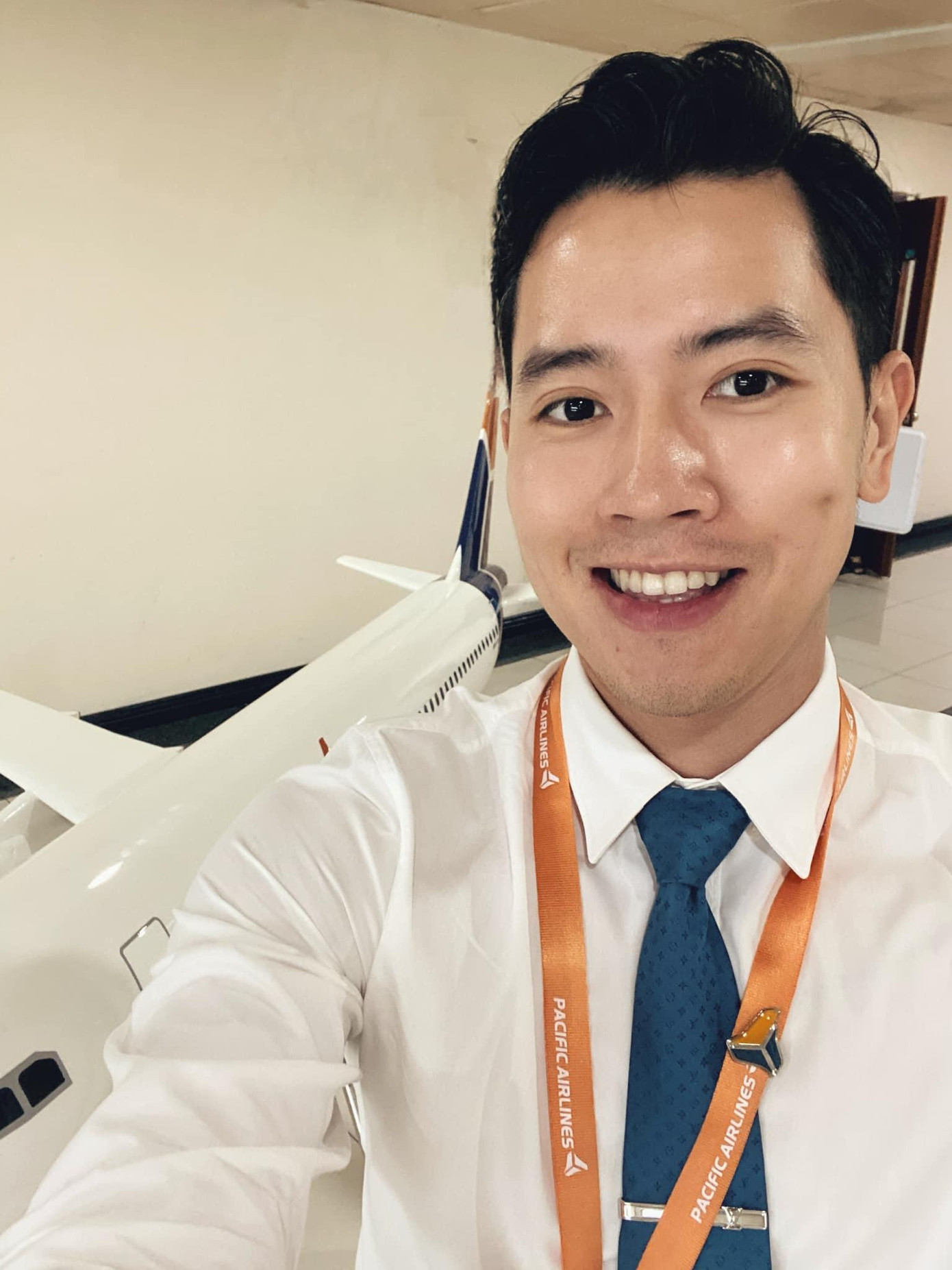 Cơ trưởng Quang Đạt là gương mặt được nhiều bạn trẻ mến mộ.