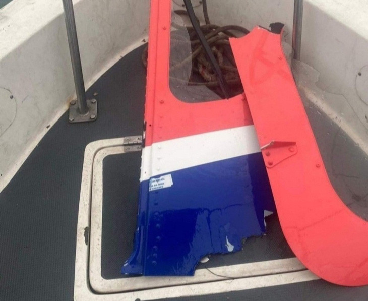 Mảnh vỡ máy bay trực thăng Bell 505 được lực lượng chức năng trục vớt. (Ảnh: TTXVN)