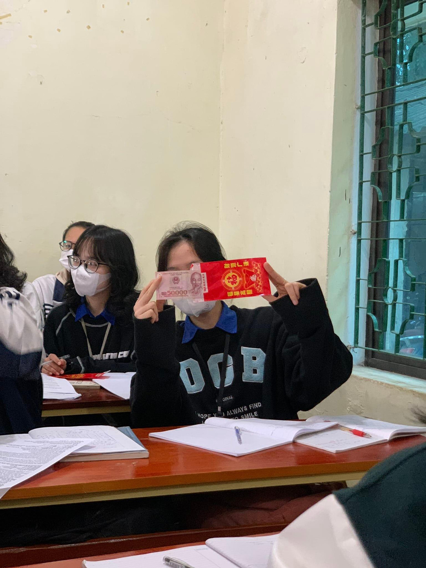 Mở lì xì ra thật là hồi hộp ghê! (Ảnh: Phạm Phương Oanh/ Group Trường Người Ta) Mở lì xì ra thật là hồi hộp ghê! (Ảnh: Phạm Phương Oanh/ Group Trường Người Ta)