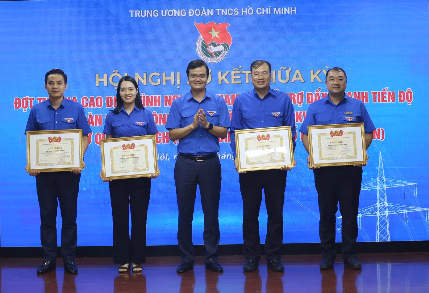 Đồng chí Bùi Quang Huy, Bí thư thứ nhất T.Ư Đoàn khen thưởng cho các đơn vị hoàn thành khối lượng công việc trước ngày 20/6 tại hội nghị.