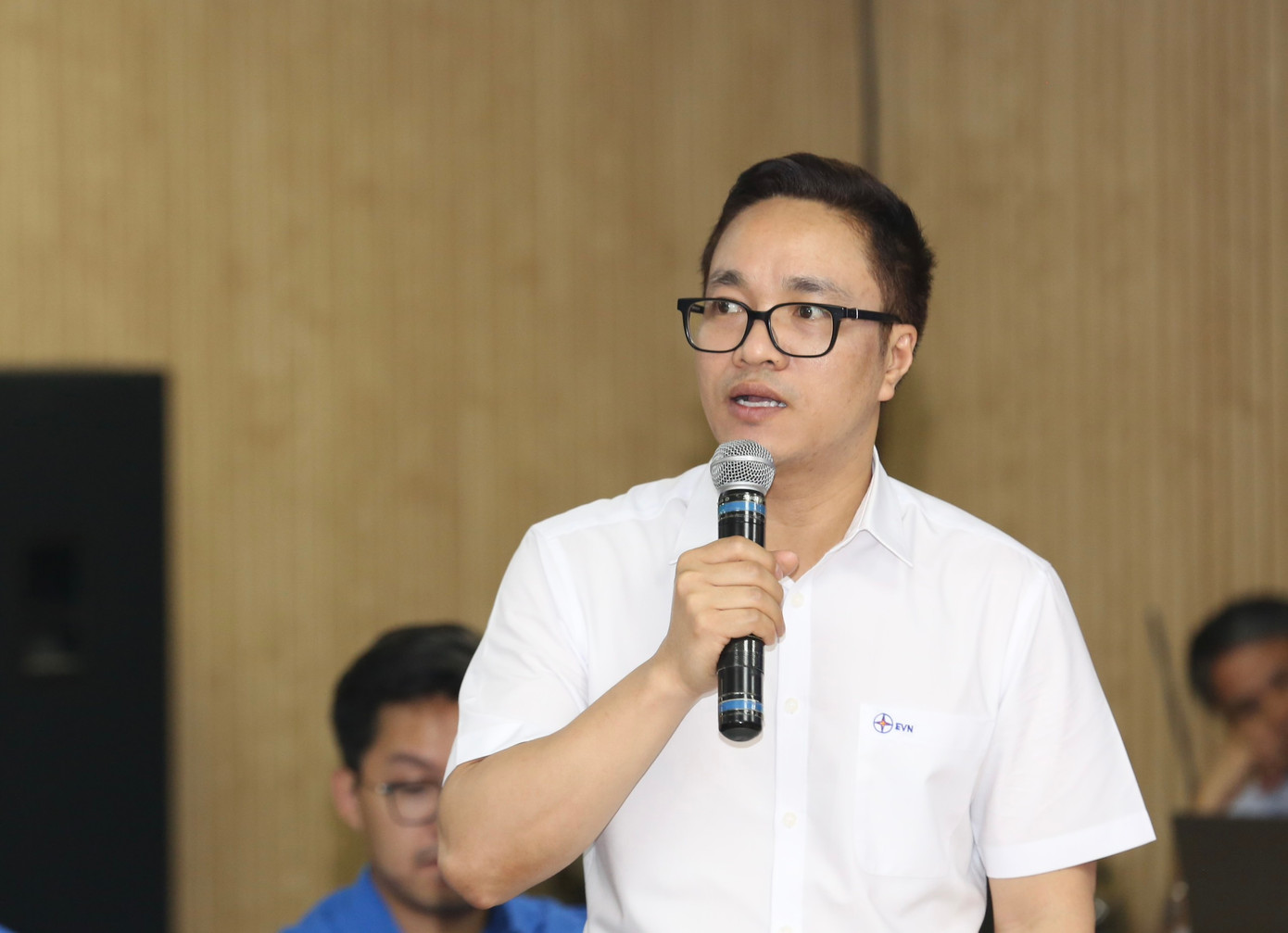 Đồng chí Cao Quang Quỳnh, Thành viên của Hội đồng thành viên của Tập đoàn Điện lực Việt Nam phát biểu tại Hội nghị. Đồng chí Cao Quang Quỳnh, Thành viên của Hội đồng thành viên của Tập đoàn Điện lực Việt Nam phát biểu tại Hội nghị.