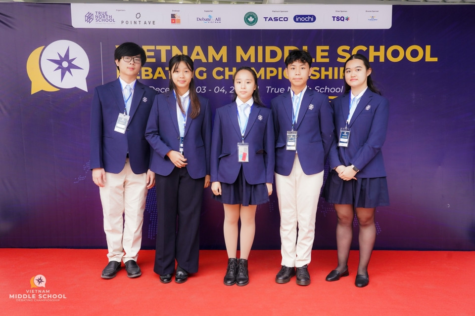 Minh Nhân (ngoài cùng bên trái) cùng các bạn học. Minh Nhân (ngoài cùng bên trái) cùng các bạn học.