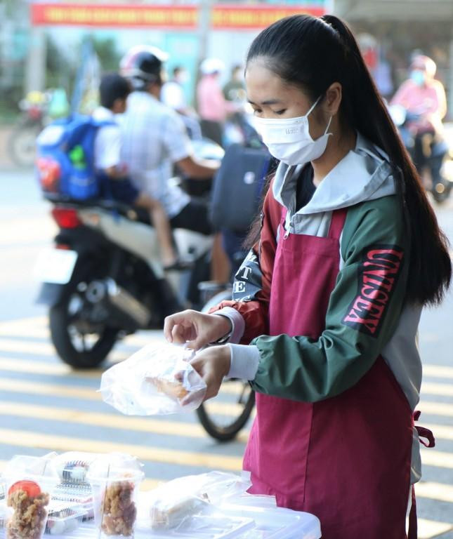 Học bổng Nâng bước Thủ khoa 2022: Hai cô bạn 2K4 vượt qua nhọc nhằn để theo đuổi tri thức ảnh 1