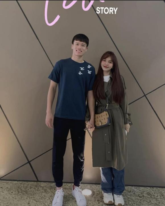 Hoàng Đức được bạn gái từ Đồng Nai ra Hà Nội cổ vũ, chúc mừng sinh nhật.