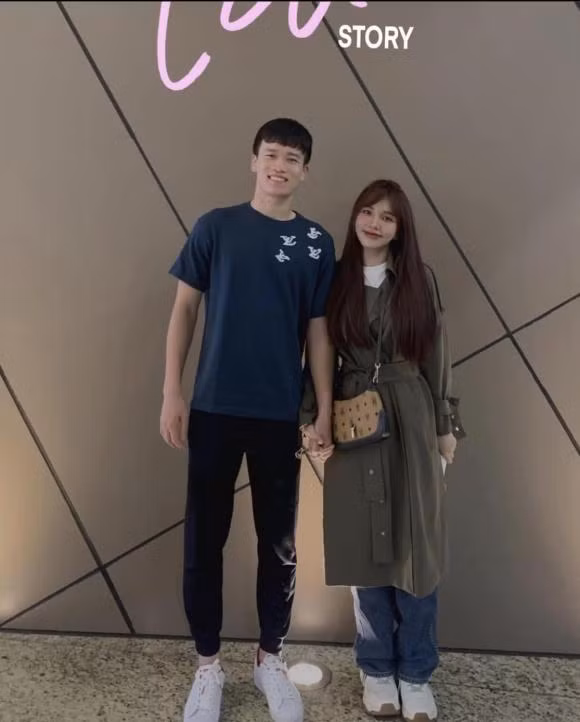 Hoàng Đức được bạn gái từ Đồng Nai ra Hà Nội cổ vũ, chúc mừng sinh nhật. Hoàng Đức được bạn gái từ Đồng Nai ra Hà Nội cổ vũ, chúc mừng sinh nhật.