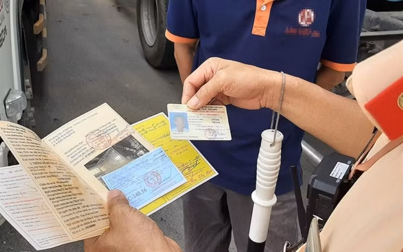 Thông tin trên VNeID có giá trị như giấy tờ trực tiếp (Ảnh minh hoạ: Xây Dựng Chính Sách, Pháp Luật)