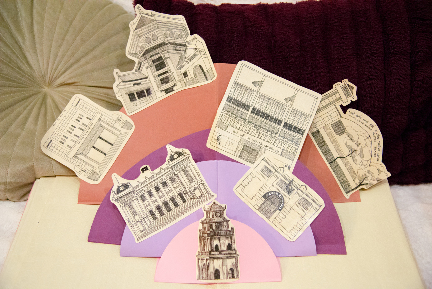 Trang sách 3D với các hình ảnh được vẽ tay các địa điểm cuốn sách đề cập. Trang sách 3D với các hình ảnh được vẽ tay các địa điểm cuốn sách đề cập.