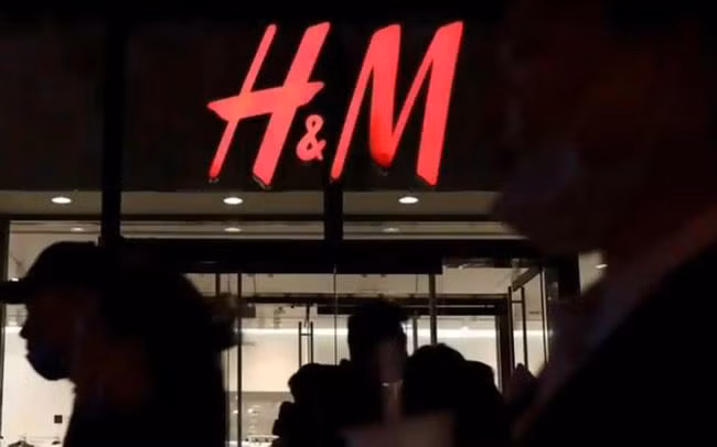 H&amp;M là một trong những thương hiệu thời trang bình dân nổi tiếng toàn cầu.