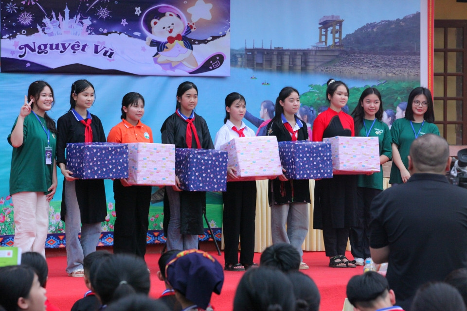 Các thành viên Libreria Project chụp ảnh lưu niệm cùng các em học sinh nhà trường.