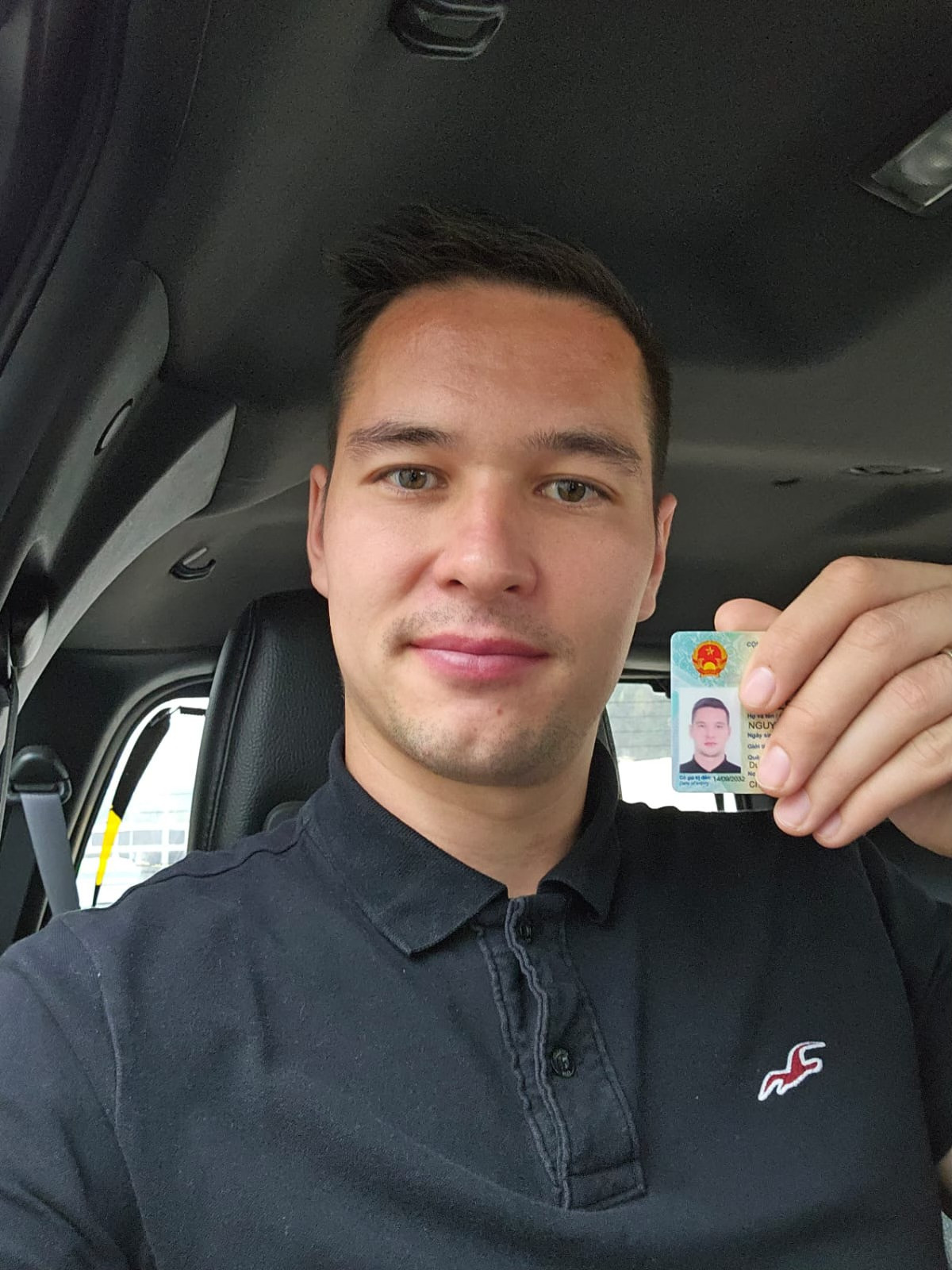 Filip Nguyễn khoe Căn cước công dân gắn chip sau khi nhập quốc tịch Việt Nam. (Ảnh: FBNV)