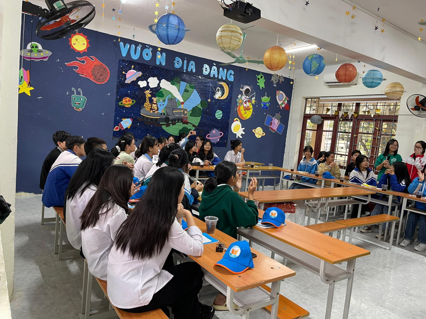 Đoàn trường THPT chuyên Lam Sơn đã thành lập và bảo trợ hoạt động cho 14 câu lạc bộ trong nhiều lĩnh vực khác nhau.