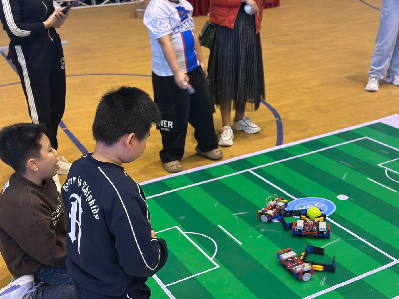 Các bạn nhỏ trải nghiệm điều khiển robot đá bóng. Các bạn nhỏ trải nghiệm điều khiển robot đá bóng.