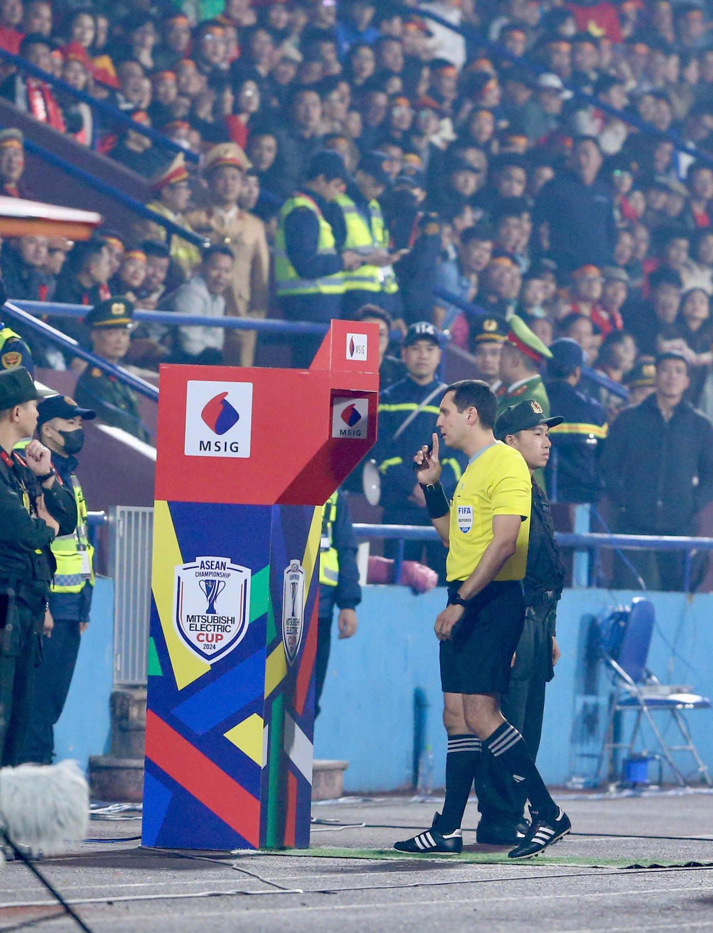 Trọng tài check VAR khiến khán giả hồi hộp. (Ảnh: VFF) Trọng tài check VAR khiến khán giả hồi hộp. (Ảnh: VFF)