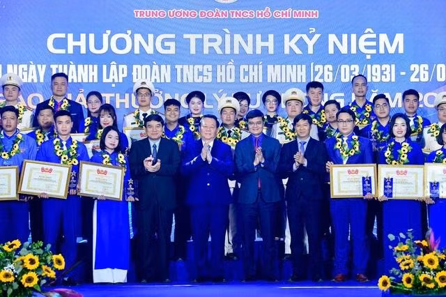 Đại biểu lãnh đạo Đảng, Nhà nước, Trung ương Đoàn chụp ảnh lưu niệm cùng các cán bộ Đoàn tiêu biểu nhận Giải thưởng Lý Tự Trọng.