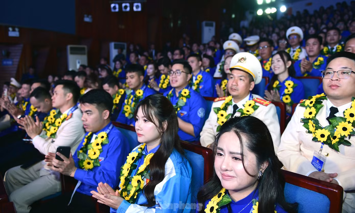Các đại biểu tham gia chương trình.