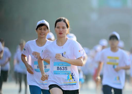 800 thầy cô giáo thủ đô cũng tham gia S-Race Teacher chạy ở cự ly 1,5 km để cổ vũ giải. Phía bên ngoài hàng rào là sự cổ vũ cuồng nhiệt của các bạn học sinh, sinh viên dành cho thầy cô của mình.