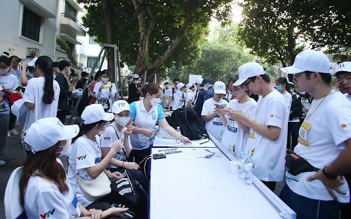 6h00 sáng, khu vực Hồ Hoàn Kiếm trở nên sôi động hơn hẳn với sự xuất hiện của các bạn học sinh, sinh viên, thầy cô giáo cùng cha mẹ học sinh. Các vận động viên được tập trung theo từng nhóm tuổi, chuẩn bị tranh tài trên đường chạy S-Race 2022.