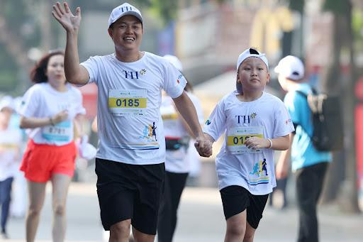 Khoảnh khắc bố mẹ và con nắm tay nhau về đích như một sự khẳng định, S-Race Hà Nội không chỉ tạo ra động lực để các gia đình luyện tập thể thao, nâng cao sức khỏe mà còn thắt chặt thêm tình cảm của các thành viên.