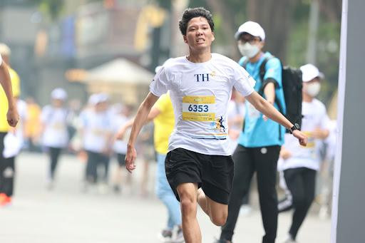 “Vỡ òa” chính là cảm xúc khi bước qua vạch đích, là sự đền đáp cho sự bền bỉ, nỗ lực không bỏ cuộc và khát khao muốn được tỏa sáng trên đường chạy.