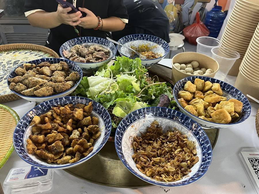 Ngoài ra, các gian hàng còn bán đủ loại đặc sản địa phương cho du khách thỏa sức mua sắm.