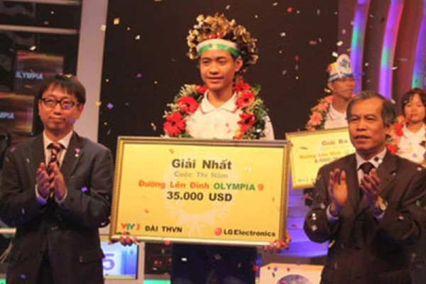 Hồ Ngọc Hân, cựu học sinh trường THPT chuyên Quốc học vô địch Olympia năm thứ 9. Hồ Ngọc Hân, cựu học sinh trường THPT chuyên Quốc học vô địch Olympia năm thứ 9.