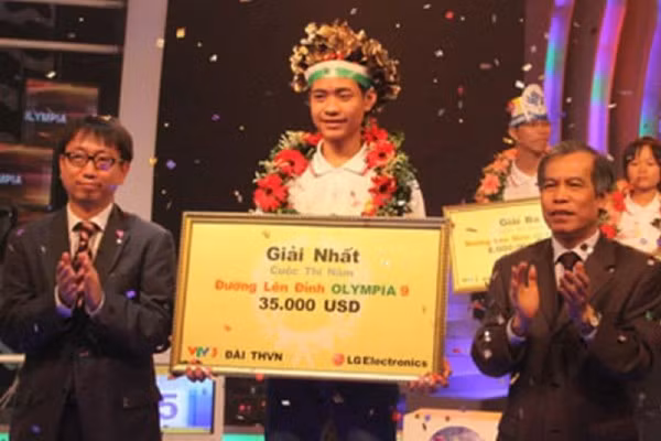 Hồ Ngọc Hân, cựu học sinh trường THPT chuyên Quốc học vô địch Olympia năm thứ 9. Hồ Ngọc Hân, cựu học sinh trường THPT chuyên Quốc học vô địch Olympia năm thứ 9.