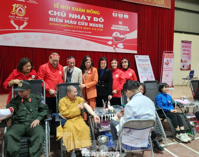 Ban tổ chức thăm, động viên người hiến máu.