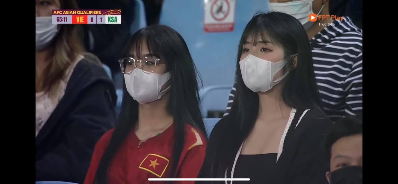 2 cô nàng hotgirl xuất hiện trên khán đài cổ vũ đội tuyển Việt Nam. 2 cô nàng hotgirl xuất hiện trên khán đài cổ vũ đội tuyển Việt Nam.