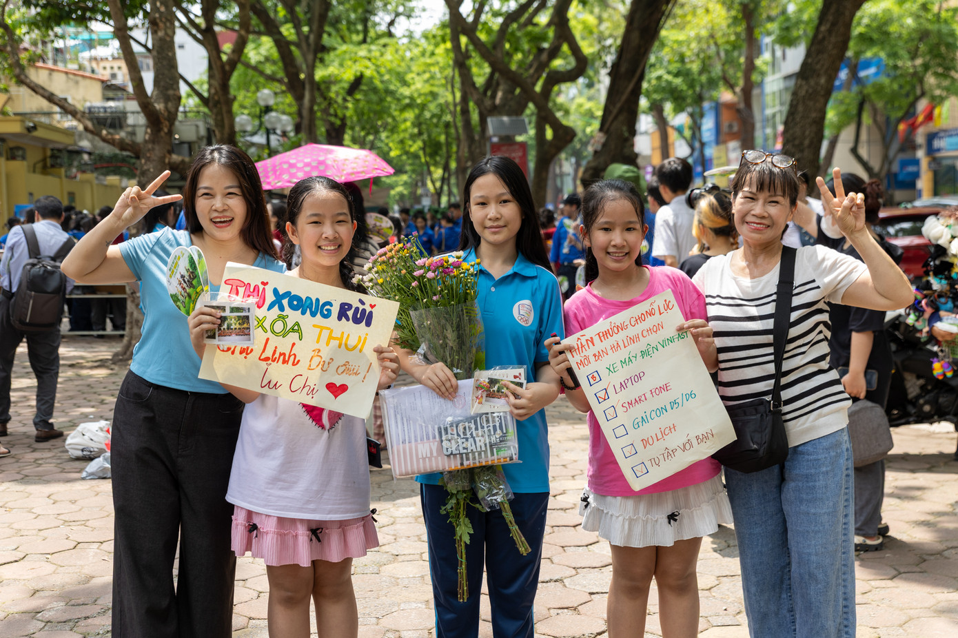 Thí sinh phấn khởi sau khi hoàn thành kỳ thi vào lớp 10 không chuyên tại Hà Nội. (Ảnh: Lê Vượng)