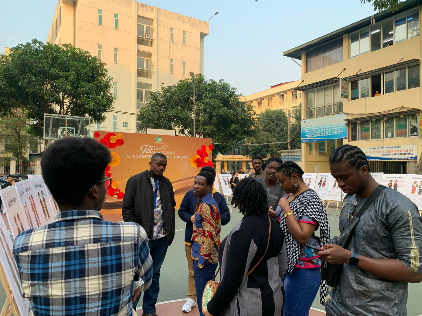 Các bạn học sinh đến từ nhiều nước trên thế giới tham quan triển lãm. Các bạn học sinh đến từ nhiều nước trên thế giới tham quan triển lãm.