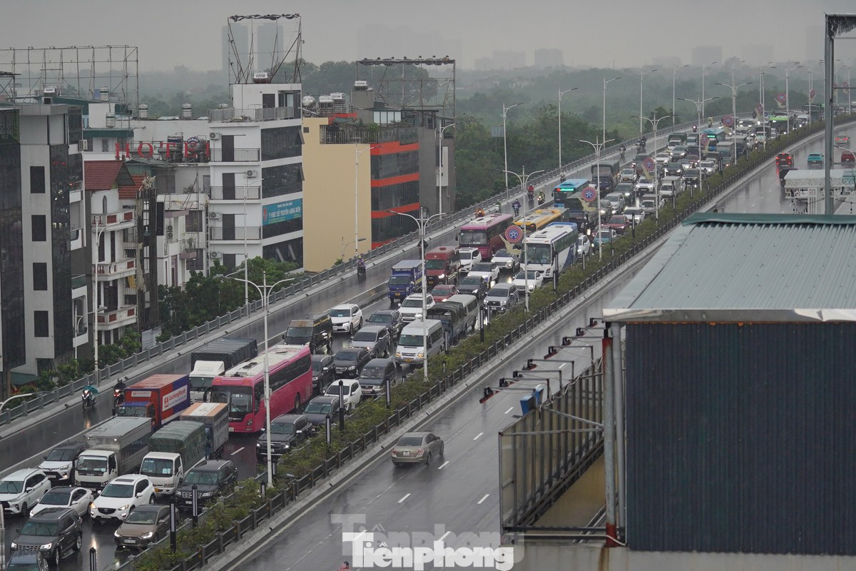 Từ khoảng 13h 11/9, tại khu vực cầu Vĩnh Tuy hướng sang Long Biên xảy ra ùn tắc kéo dài, hàng trăm phương tiện di chuyển khó khăn do mưa lớn và ngập lụt. (Ảnh: TPO) Từ khoảng 13h 11/9, tại khu vực cầu Vĩnh Tuy hướng sang Long Biên xảy ra ùn tắc kéo dài, hàng trăm phương tiện di chuyển khó khăn do mưa lớn và ngập lụt. (Ảnh: TPO)