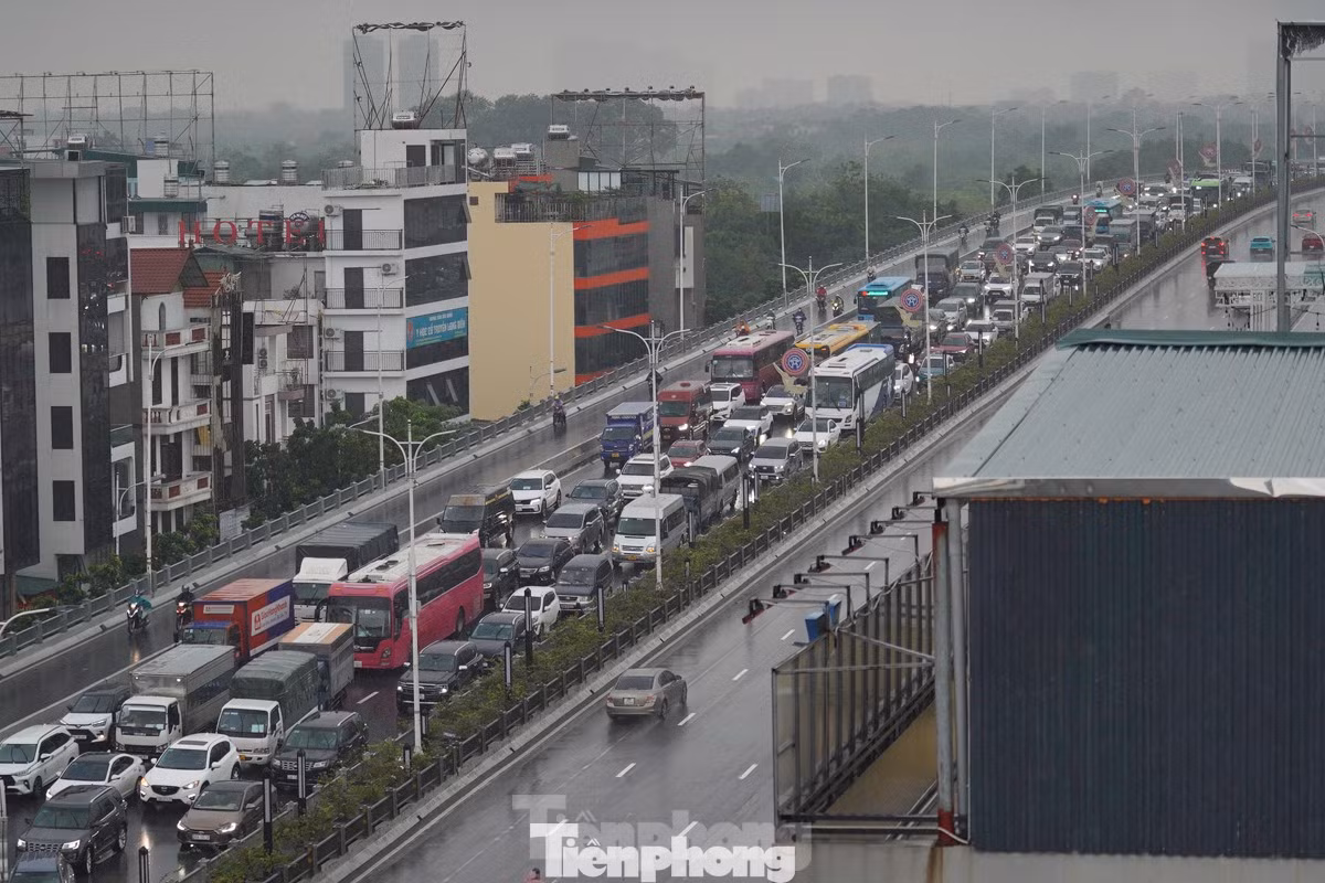 Từ khoảng 13h 11/9, tại khu vực cầu Vĩnh Tuy hướng sang Long Biên xảy ra ùn tắc kéo dài, hàng trăm phương tiện di chuyển khó khăn do mưa lớn và ngập lụt. (Ảnh: TPO)