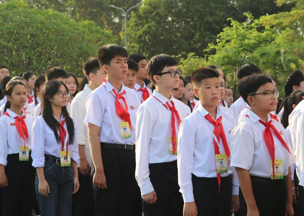 Các đại biểu trẻ em bày tỏ lòng thành kính với các anh hùng liệt sỹ đã hi sinh vì độc lập, tự do của Tổ quốc. Các đại biểu trẻ em bày tỏ lòng thành kính với các anh hùng liệt sỹ đã hi sinh vì độc lập, tự do của Tổ quốc.