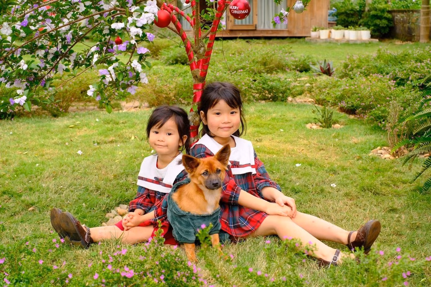 Bé Kem (bên phải) và bé Ni (bên trái) thích thú khi được khám phá, trải nghiệm không gian nhà vườn độc đáo, bình yên ở làng quê.