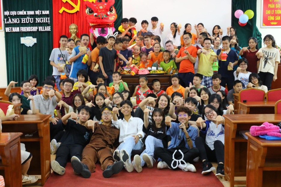 CLB tổ chức Tết Trung Thu ở Trung tâm nuôi dưỡng người già và trẻ em khuyết tật huyện Hoài Đức - Hà Nội (11/9/2022). CLB tổ chức Tết Trung Thu ở Trung tâm nuôi dưỡng người già và trẻ em khuyết tật huyện Hoài Đức - Hà Nội (11/9/2022).