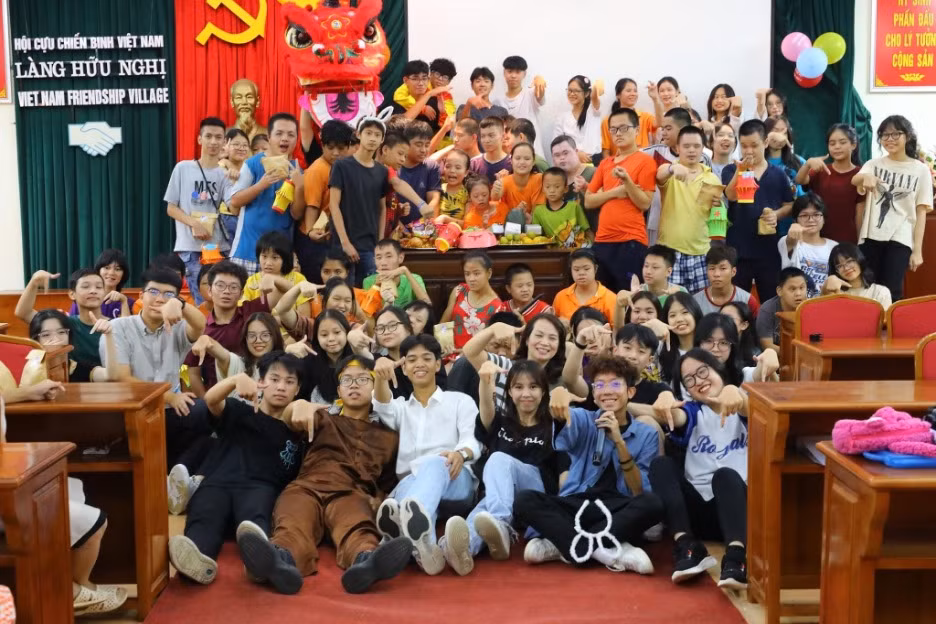 CLB tổ chức Tết Trung Thu ở Trung tâm nuôi dưỡng người già và trẻ em khuyết tật huyện Hoài Đức - Hà Nội (11/9/2022).