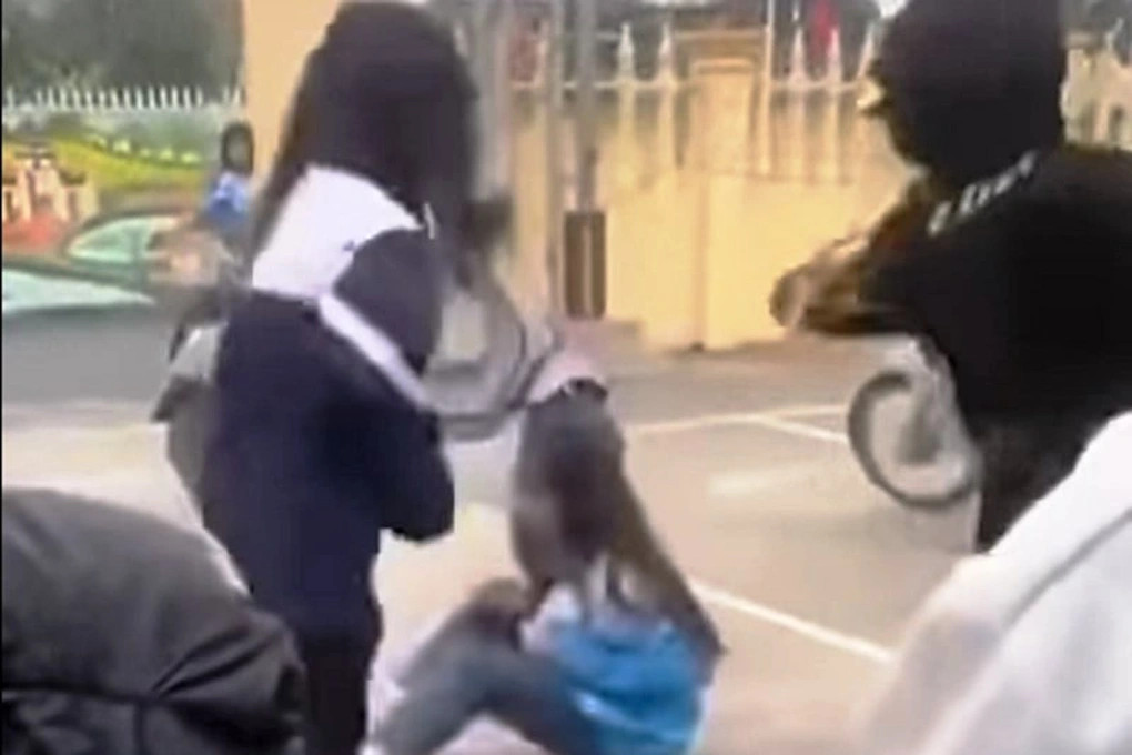 Hình ảnh nhóm học sinh cấp 3 hành hung nữ sinh cấp 2 lan truyền trên mạng. (Ảnh cắt từ clip) Hình ảnh nhóm học sinh cấp 3 hành hung nữ sinh cấp 2 lan truyền trên mạng. (Ảnh cắt từ clip)