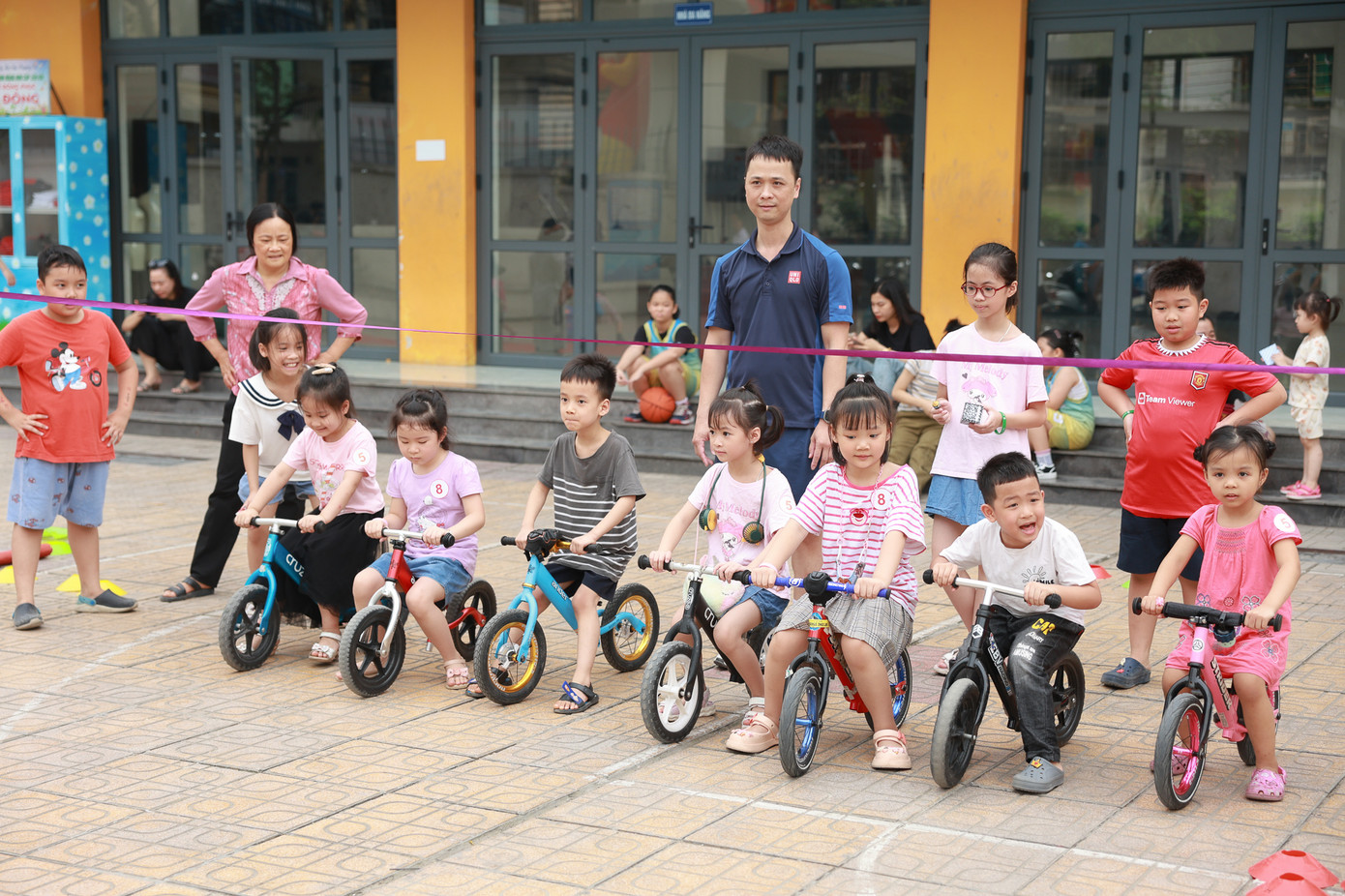 Giải đua xe đạp nhí được tổ chức ngay trong khu hoạt động thể chất.