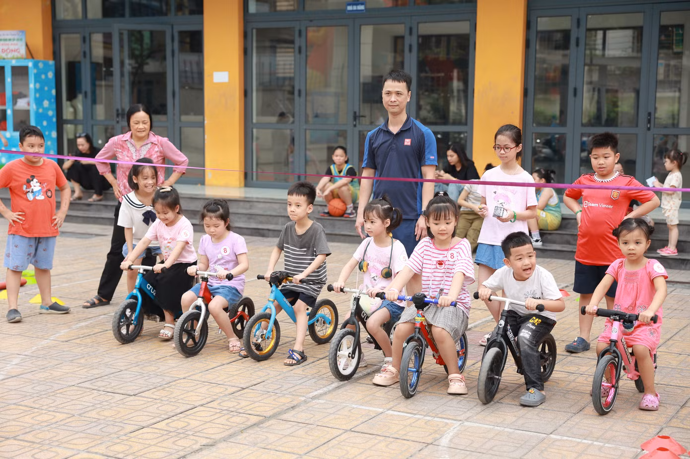 Giải đua xe đạp nhí được tổ chức ngay trong khu hoạt động thể chất.