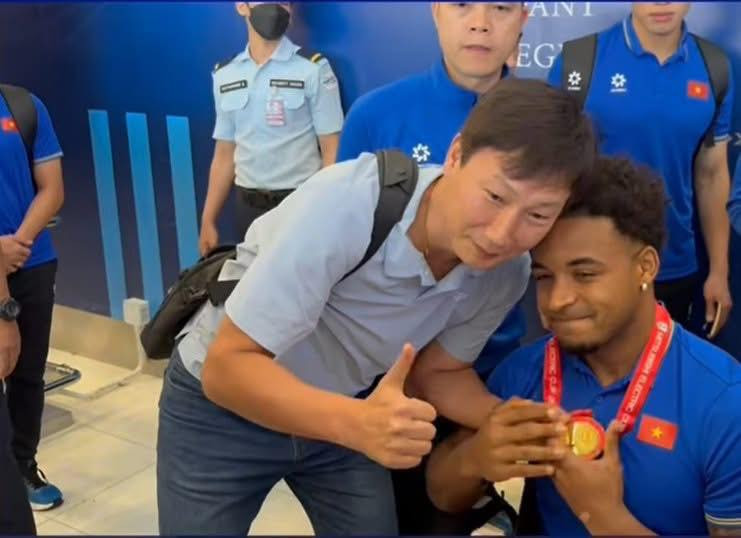 Xuân Son bật khóc khi được HLV Kim Sang Sik tận tay trao huy chương. (Ảnh cắt từ livestream Facebook Hoàng Trung)