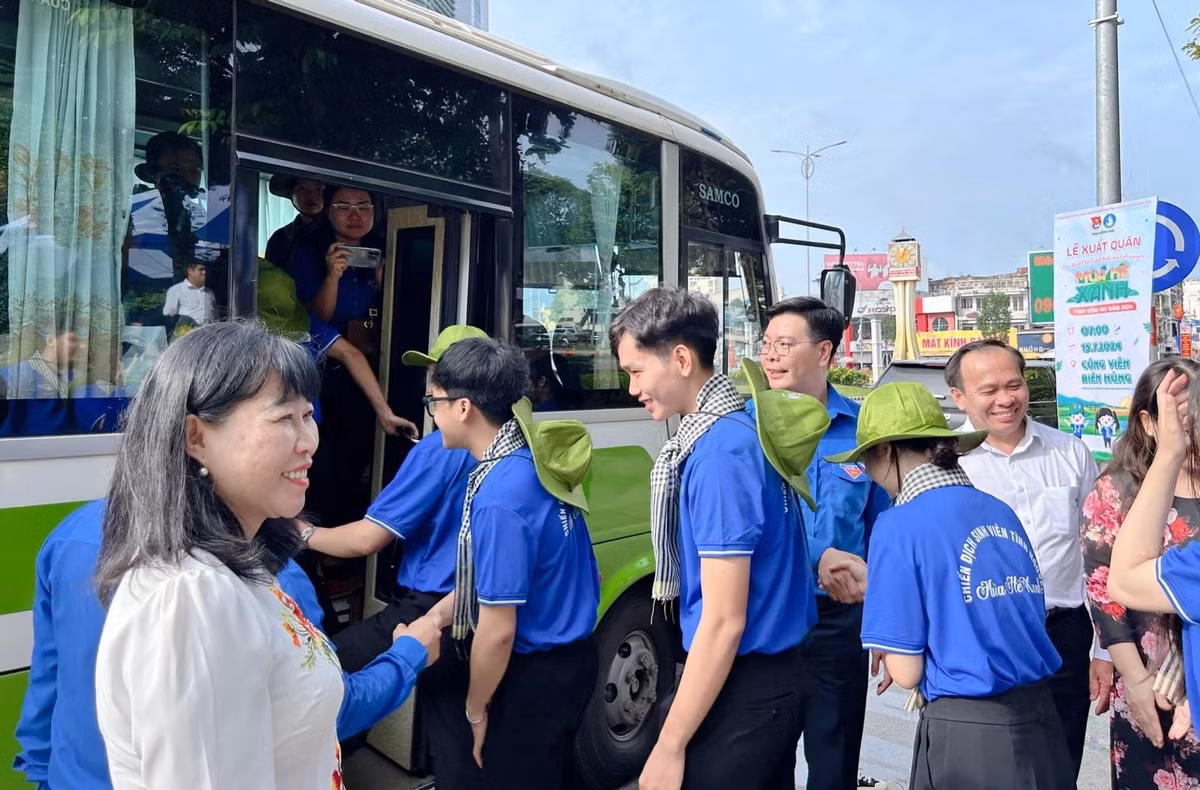 Các đồng chí lãnh đạo tiễn sinh viên xuất quân đến huyện Tân Phú - Địa phương được chọn là địa bàn trọng tâm của Chiến dịch Sinh viên tình nguyện “Mùa Hè xanh” tỉnh Đồng Nai năm 2024.