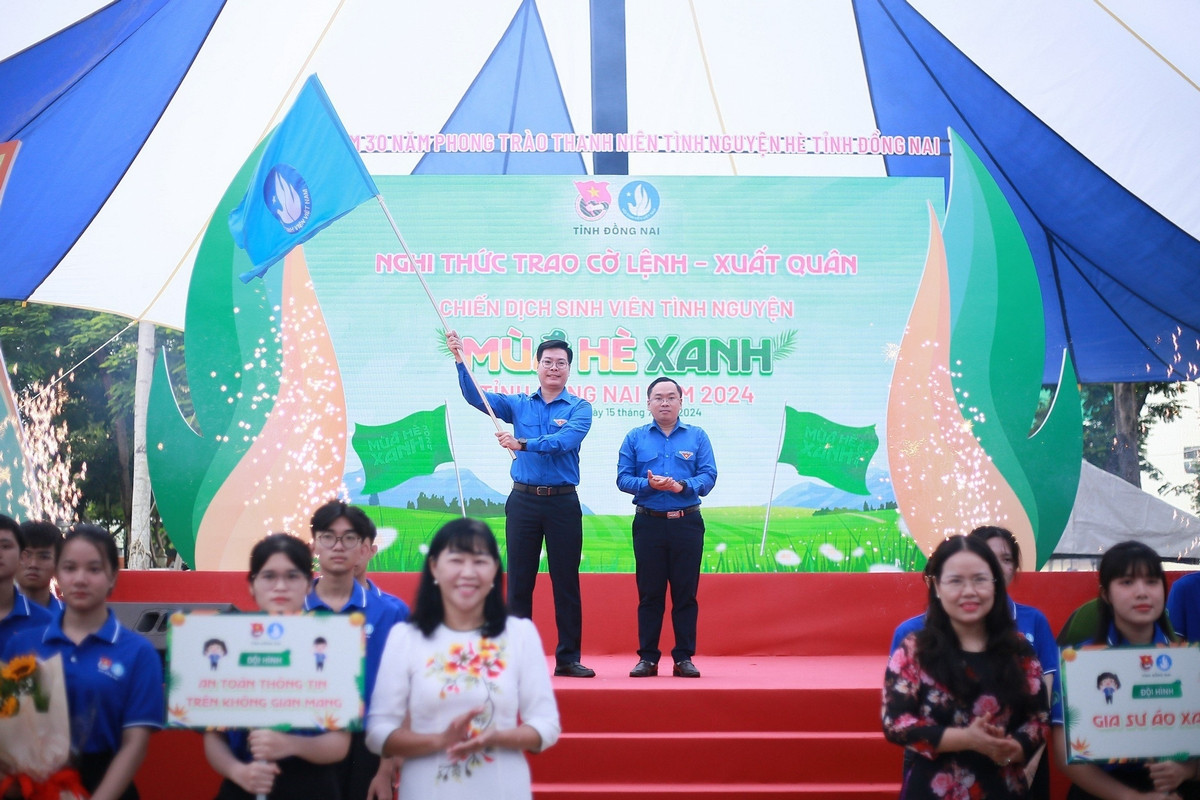 Đồng chí Võ Văn Trung - Phó Bí thư Tỉnh Đoàn, Chủ tịch Hội Sinh viên tỉnh phất cờ xuất quân. Đồng chí Võ Văn Trung - Phó Bí thư Tỉnh Đoàn, Chủ tịch Hội Sinh viên tỉnh phất cờ xuất quân.