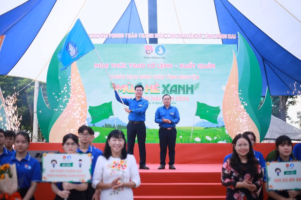 Đồng chí Võ Văn Trung - Phó Bí thư Tỉnh Đoàn, Chủ tịch Hội Sinh viên tỉnh phất cờ xuất quân.